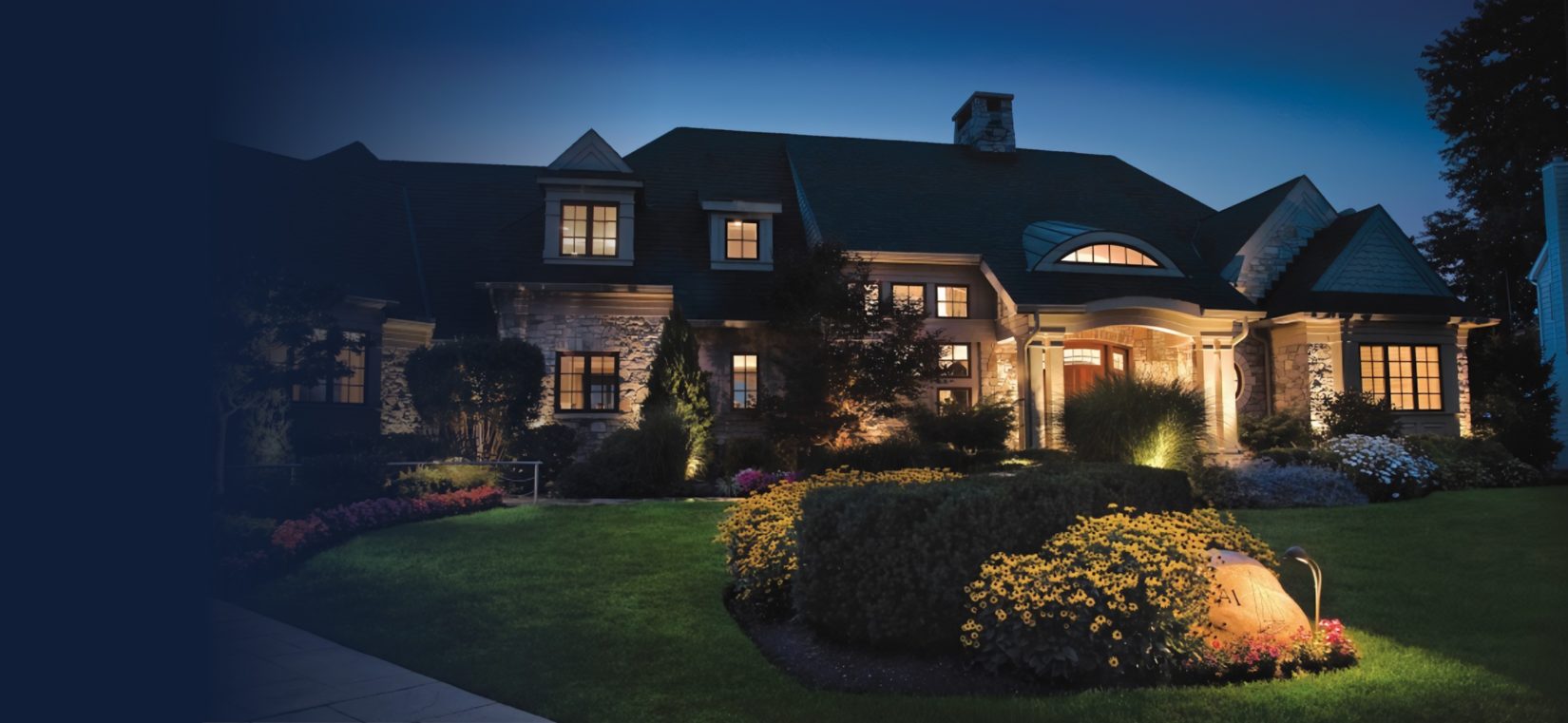 Landscape lighting Orlando - Residential landscape lighting design for a large home at dusk